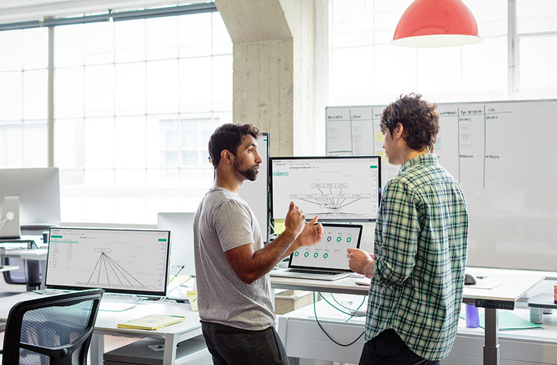 hpe-teammates-collaborating-office hpe-teammates-collaborating-office