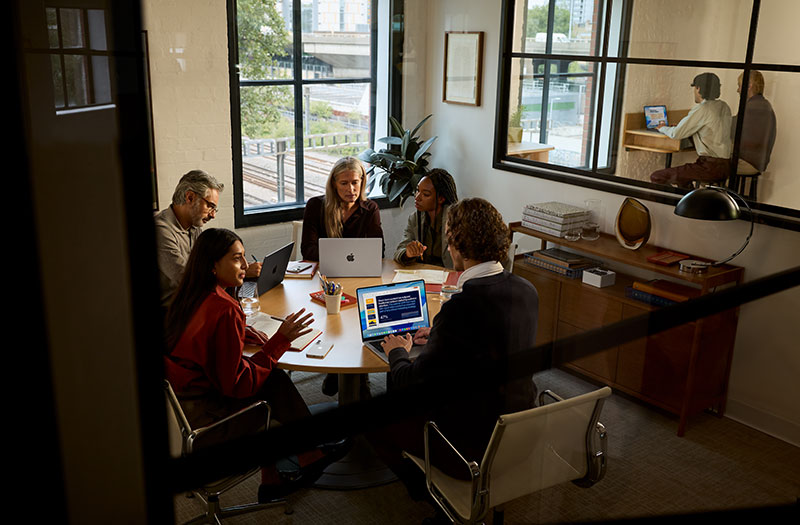 Apple consulting sessions Team meeting with Apple devices