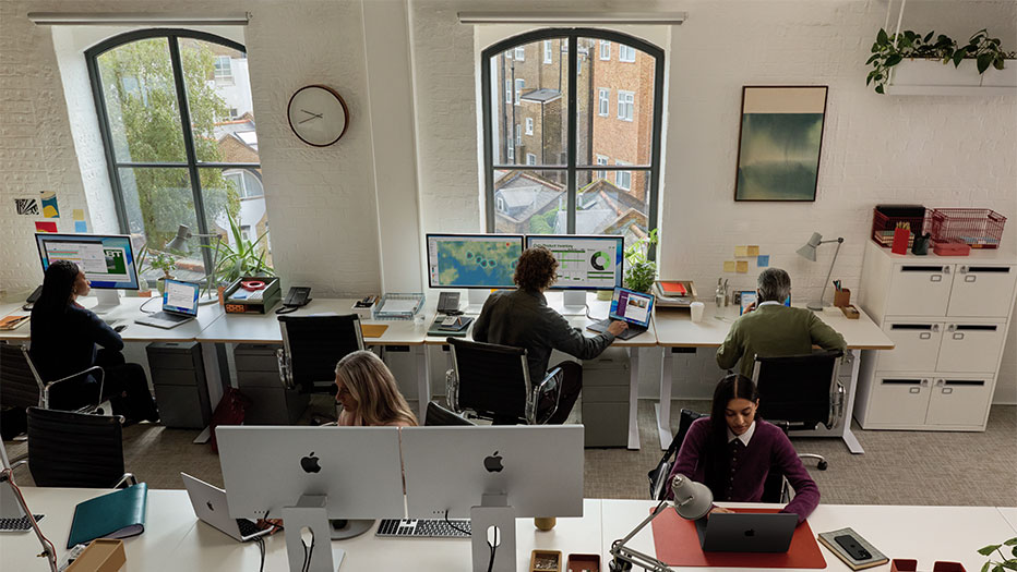 Apple Manages Services Team on devices in meeting room