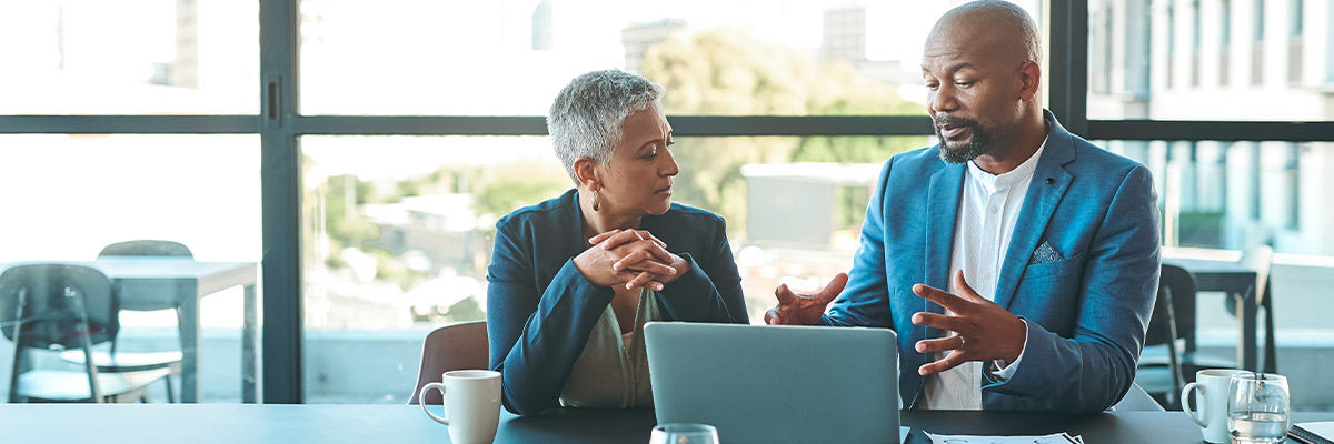 Google Docs vs Microsoft Word: 3 reasons to choose Google in 2023 People meeting in front of laptop