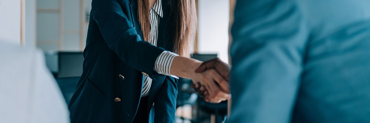 Here are some top dos and don’ts for a successful interview Prospective employee shakes hands with hiring manager