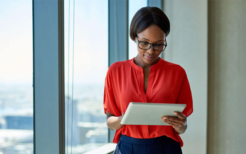 Learn how the MSLA lets you deploy software solutions when and where you need them Business woman reading Cisco MSLA whitepaper off of tablet computer