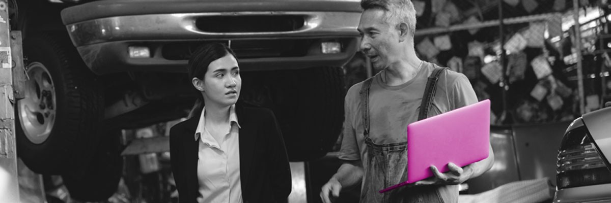 Discover how a global transportation leader reduced labor by 90% with Insight's DaaS solution. Mechanic with laptop shows businesswoman what repairs need to be made