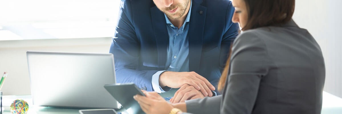 Simplify provisioning and device lifecycle services for all your endpoints. Financial institution representatives discussing device services, device management, supply chain optimization, device refresh, endpoint management