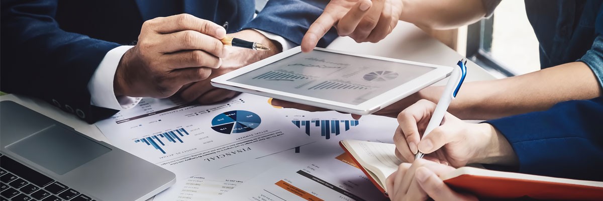 Insight Helps Leading Financial Institution Transform Its Storage and Backup Environments to Provide Better Staff and Customer Experiences Close up view of financial analysts reviewing data