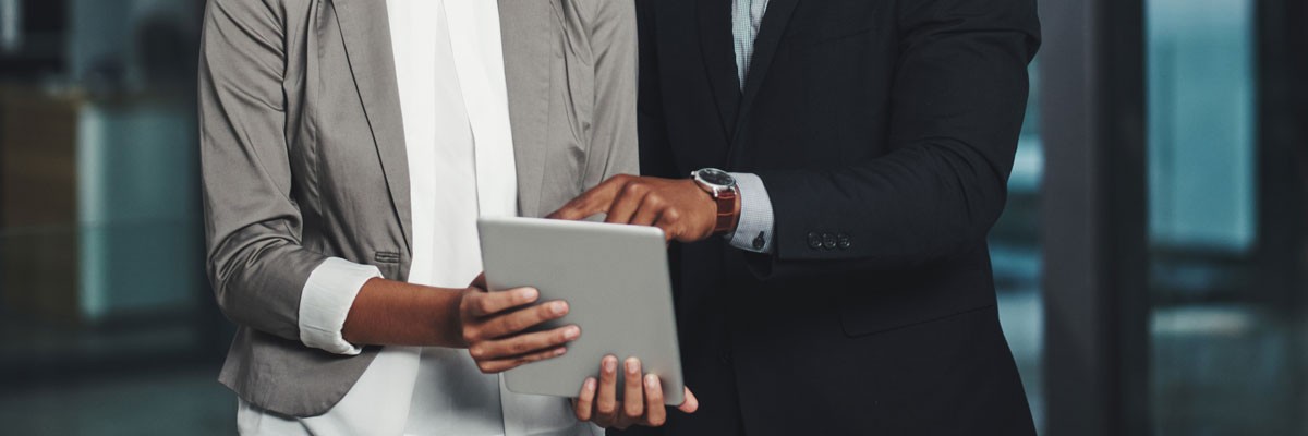 Leading Financial Analytics Company Relies on Insight for Fully Managed Storage Consolidation and Multiplatform Data Migration Two financial analysts review data on tablet device