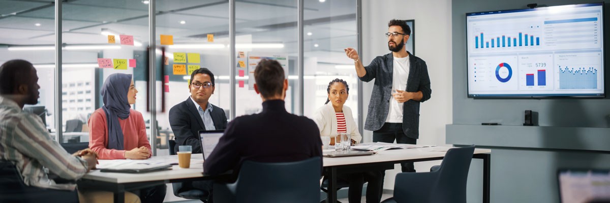 Regional Financial Services Leader Collaborates with Insight to Create a Detailed Roadmap for Data Center Transformation and Growth View of business professionals in financial analytics meeting