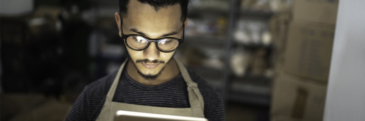 Supermarket Chain Optimizes Task Delivery Retail employee using digital device