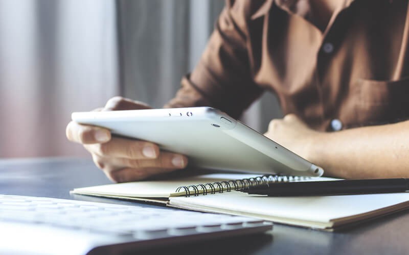 Discover strategies using Microsoft 365 on Surface to create better work experiences Two business professionals reading report on laptop computer