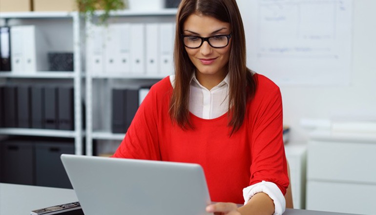 SDDC Strategies & Hyperconverged Solutions webinar Woman watching solutions focused webinar on laptop computer