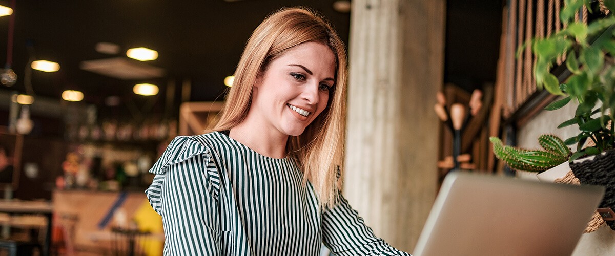 Improve customer experience and employee experience across your internal organization with digital transformation tools such as Microsoft Viva. Business woman working offsite. Customer experience, employee experience, remote work.