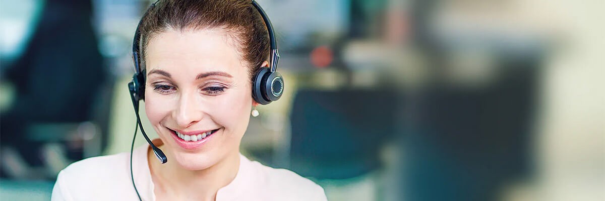 Superior noise-cancelling microphone that eliminates background noise for a better customer experience. Customer care representative on call with client using Jabra Biz series headset
