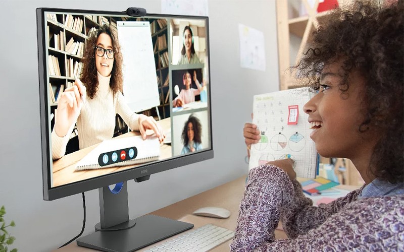 BenQ everyday monitors are built for durability and streamlining workflows. Professional using BenQ monitor