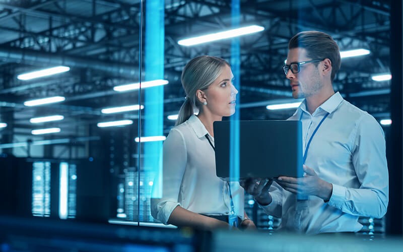 HyperScale X Two colleagues talking to each other