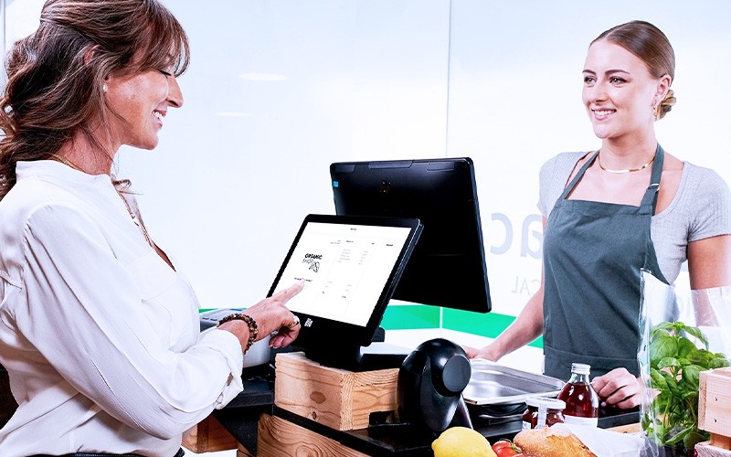 Deliver the experience your employees need and your customers want with leading-edge POS monitors Employee making transaction using POS