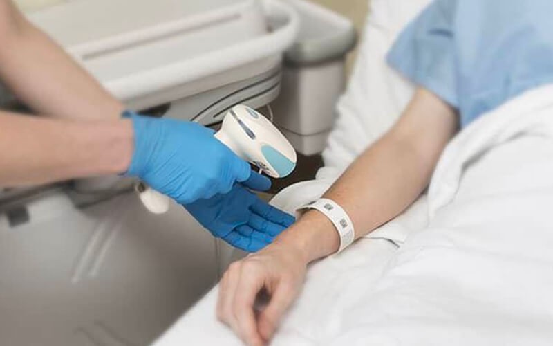 The Xenon XP 1950 and 1952 series healthcare scanners deliver premium performance Healthcare worker using the Honeywell scanner