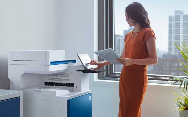 hp-woman-working-on-hp-print-device hp-woman-working-on-hp-print-device
