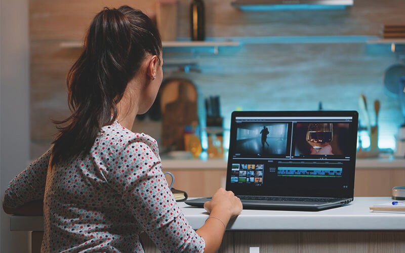 Demo an Intel-powered device free for 30 days Woman using an Intel-powered device from home