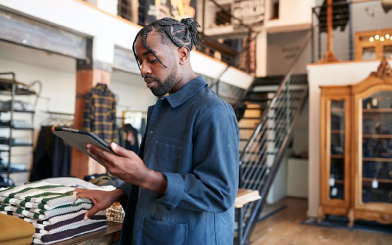 Create meaningful customer experiences Retail business owner using a retail edge network powered by Intel