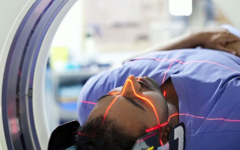 Equip your clinical spaces with edge IoT devices Man in hospital receiving a health scan