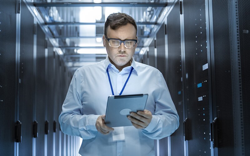 Kemp and NetApp solutions Man inside the data center
