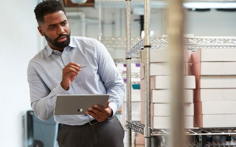 Insight offers complete lifecycle services to help your organization achieve optimal success. Professional working on retail store