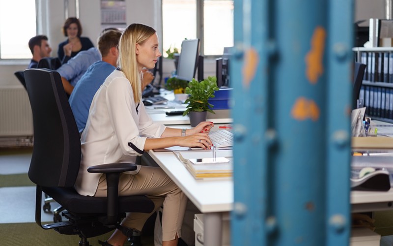 Insight and Microsoft offer flexible licensing options Woman working on laptop