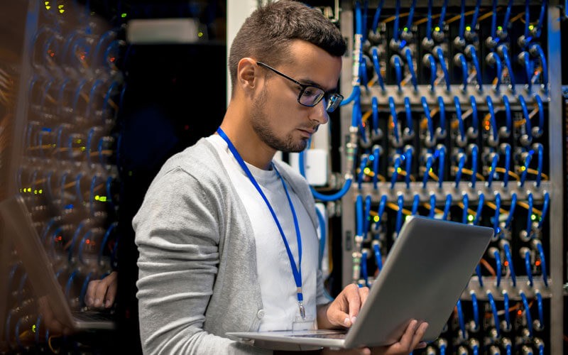 NetApp SnapMirror Man working in data center