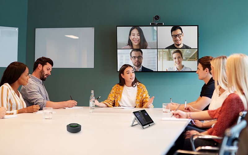 Yealink headset solutions Man working at the office