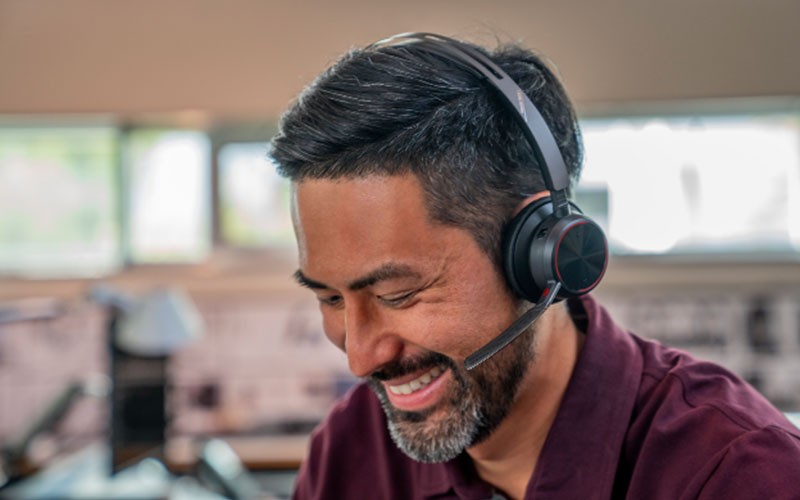 Stay focused on your conversation without disruption from background noise Employee using cordless headset