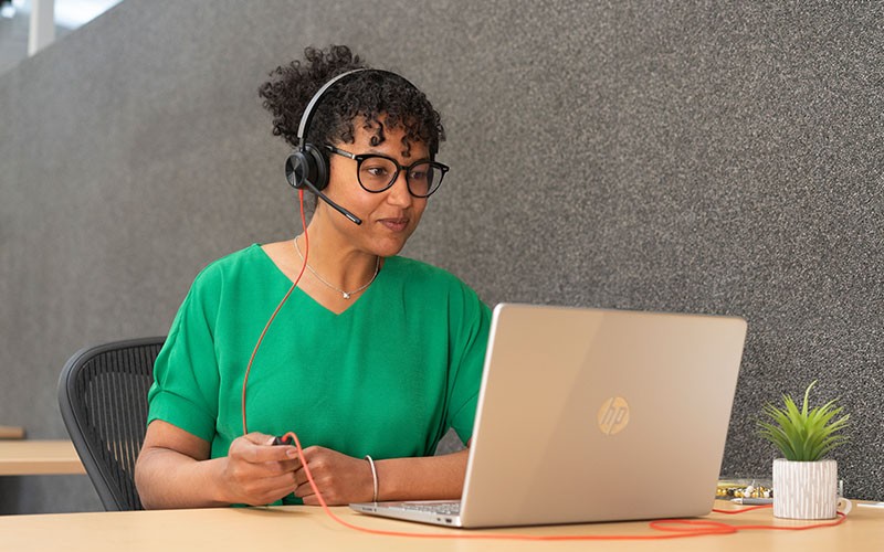 A corded headset that's comfortable and easy to deploy. Professional using corded headset