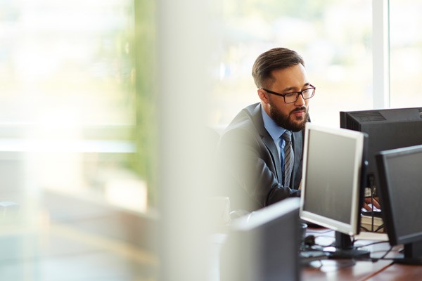 Provide scaling across heterogeneous environments IT administrator using RackWare Management Module software on desktop computer