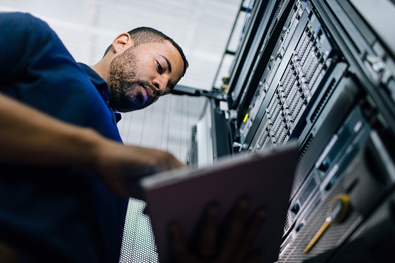 Protect your enterprise applications IT admin using Trend Micro security software to check vulnerabilities of servers in data center