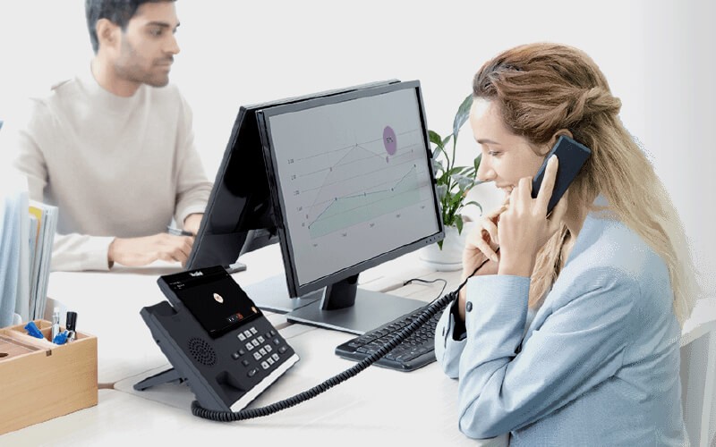 Yealink headset solutions Man working at the office