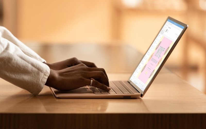 hands_on_laptop_inset_800x500 User typing on keyboard