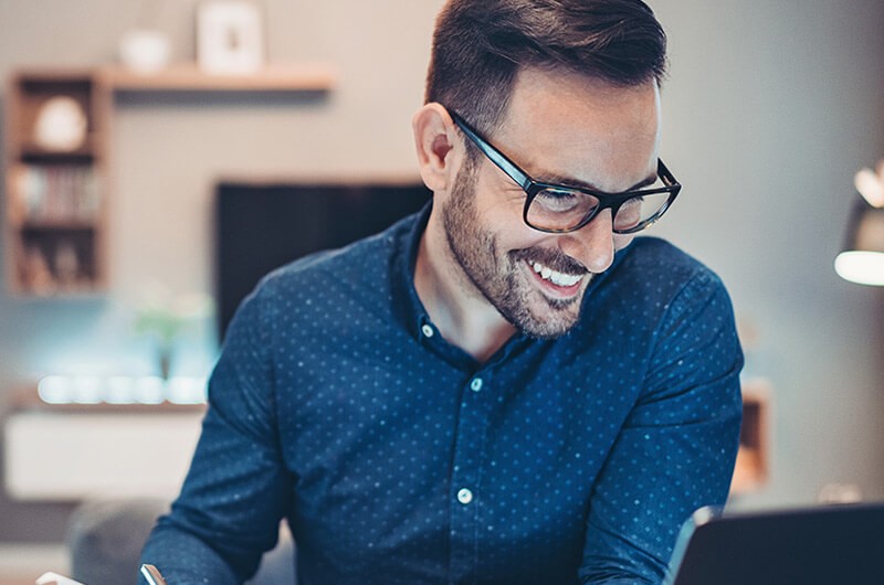 Equip your business for current and future challenges Business professional using Insight's SmartStart tool